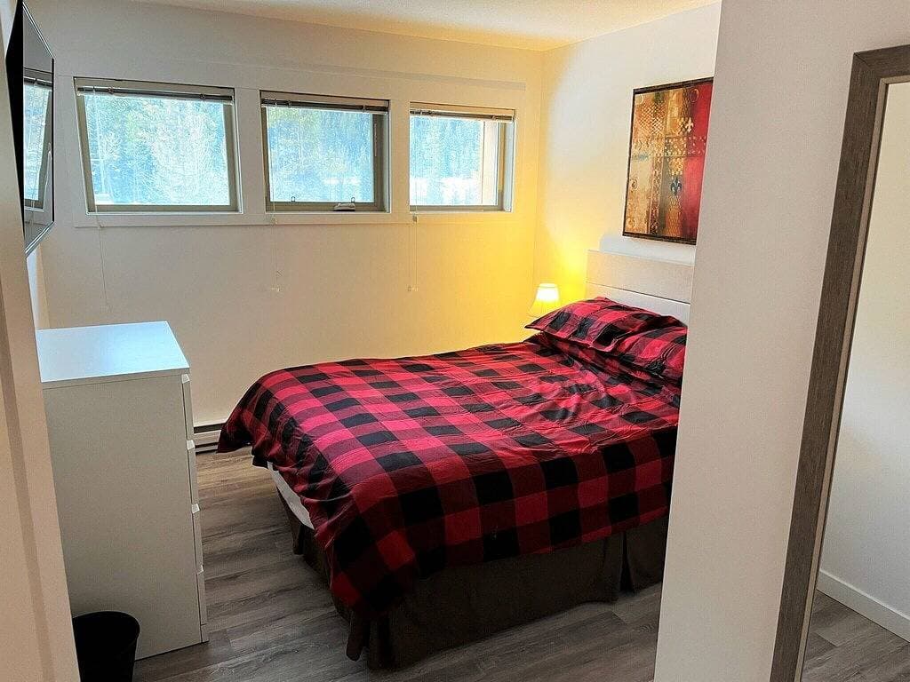 Foto 3 von 13: Renovated 3 bedroom condo, lower village, steps from the gondola and Toby pool.