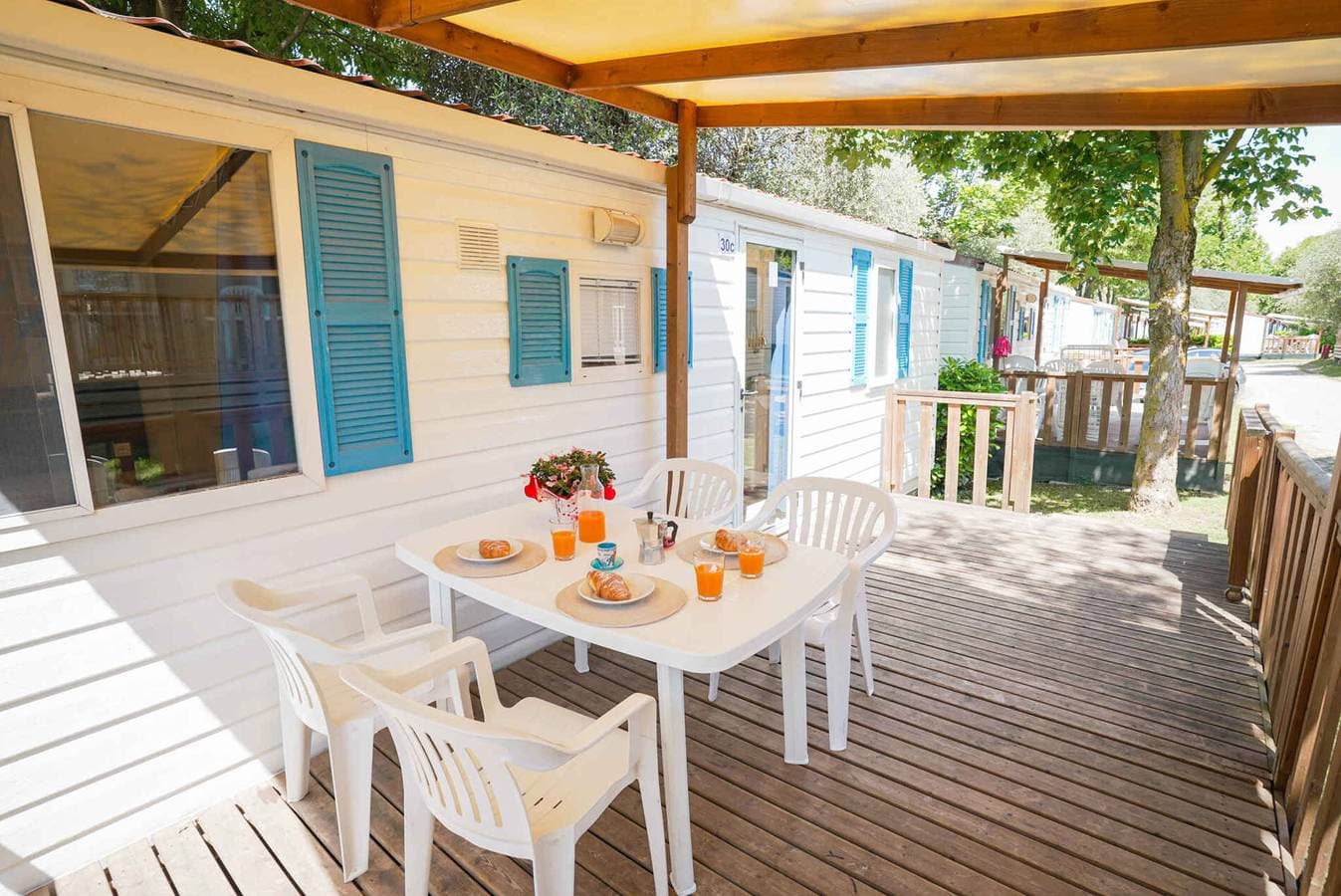 Foto 3 von 38: Mobilehome mit Klimaanlage, Pool und halbüberdachter Holzterrasse