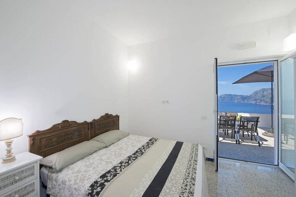Foto 4 von 30: Schüchterner Praiano mit Blick auf Capri und Positano