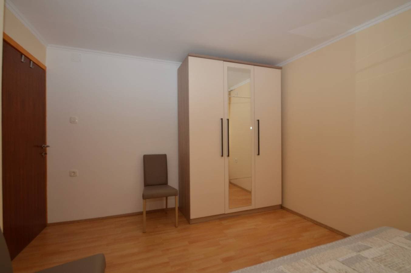 Foto 12 von 20: Das Apartment Hrasta 1 ist eine Unterkunft in Hrasta auf der Insel Cres, 43 km von Mali Lošinj entfernt. Die Wohnung ist ideal für eine Familie oder eine Gruppe von bis zu vier Personen und verfügt über zwei Schlafzimmer, eine Küche, ein Wohnzimmer, ein Esszimmer, ein Badezimmer mit Badewanne und eine Waschmaschine. Private Parkplätze stehen vor der Wohnung zur Verfügung.