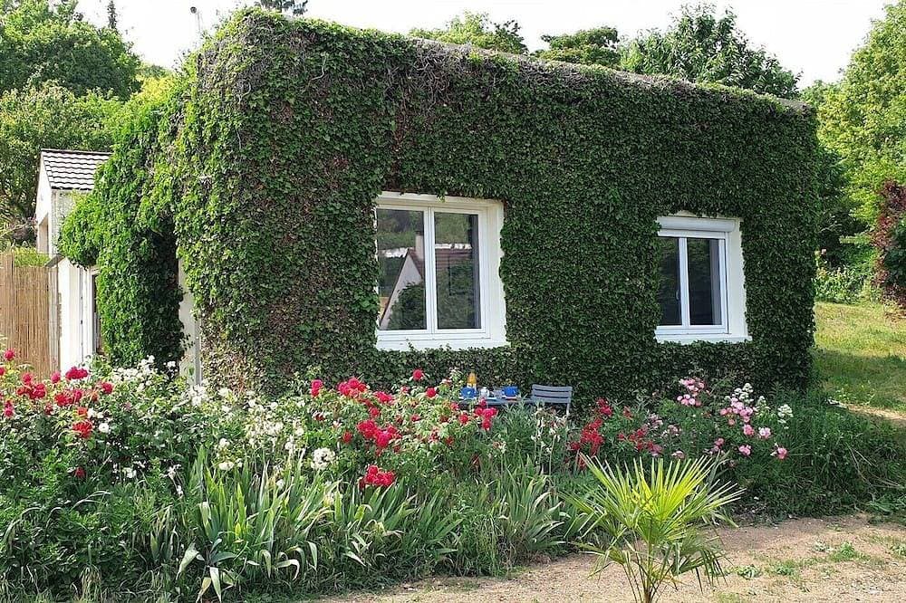 The Maison en Feuilles: a charming retreat with garden, terrace, perfect for 2 1