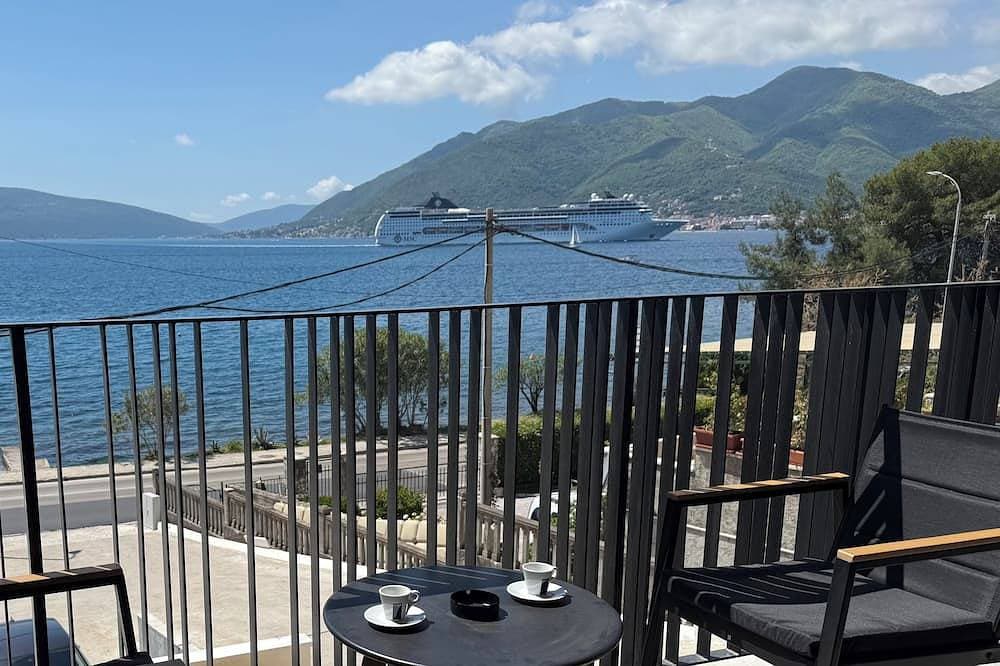 Seafront apartment in pleasant Donja Lastva 1