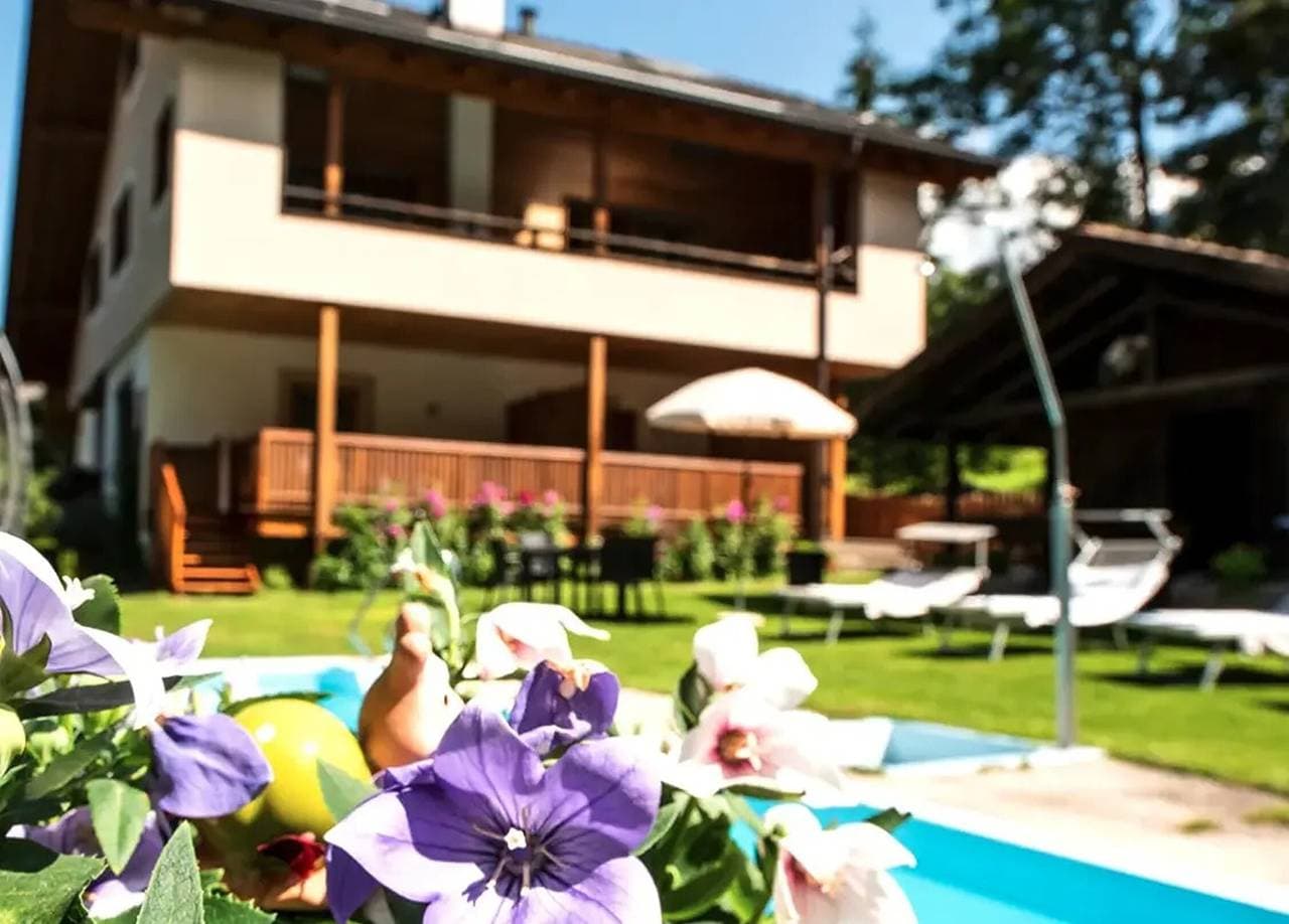 Foto 12 von 26: Ferienwohnung "Bergfrieden 2 B" mit Bergblick, Pool, WLAN, Terrasse & Garten