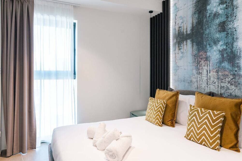 Foto 3 von 30: Mercury Tower Exclusive 1Br w/Rooftop Pool by ArcoCollection