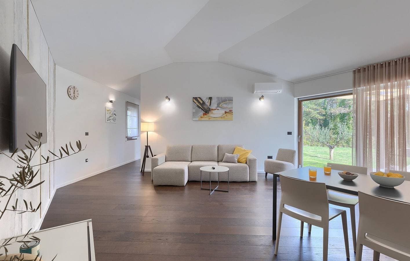 Foto 9 von 35: Geräumige 110 m² große Wohnung mit Pool und Terrasse, 2,5 km vom Stadtzentrum von Anzici entfernt