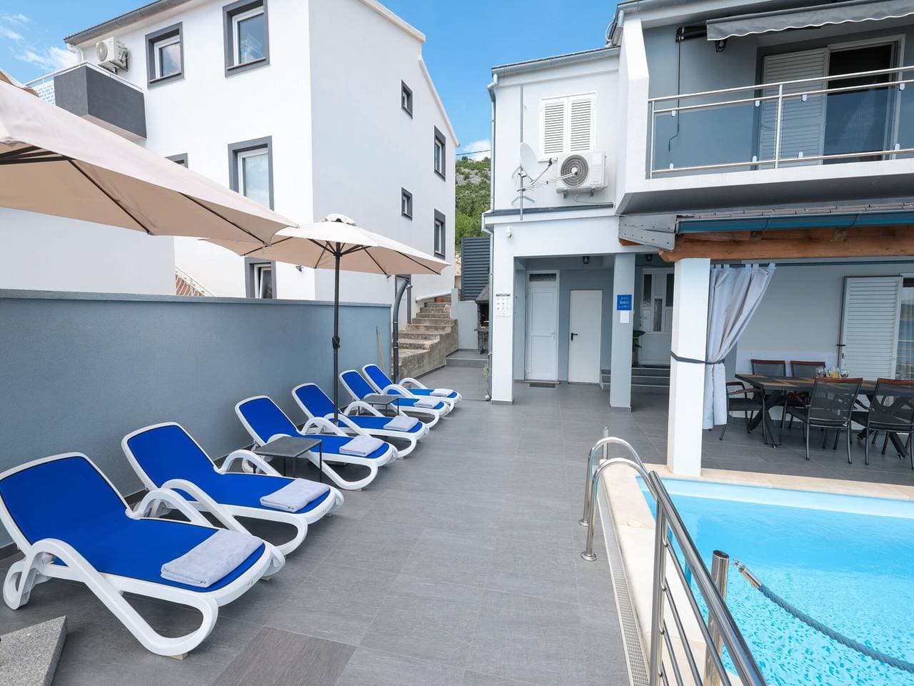 Foto 11 von 60: Luxusapartment mit beheiztem Pool in Starigrad