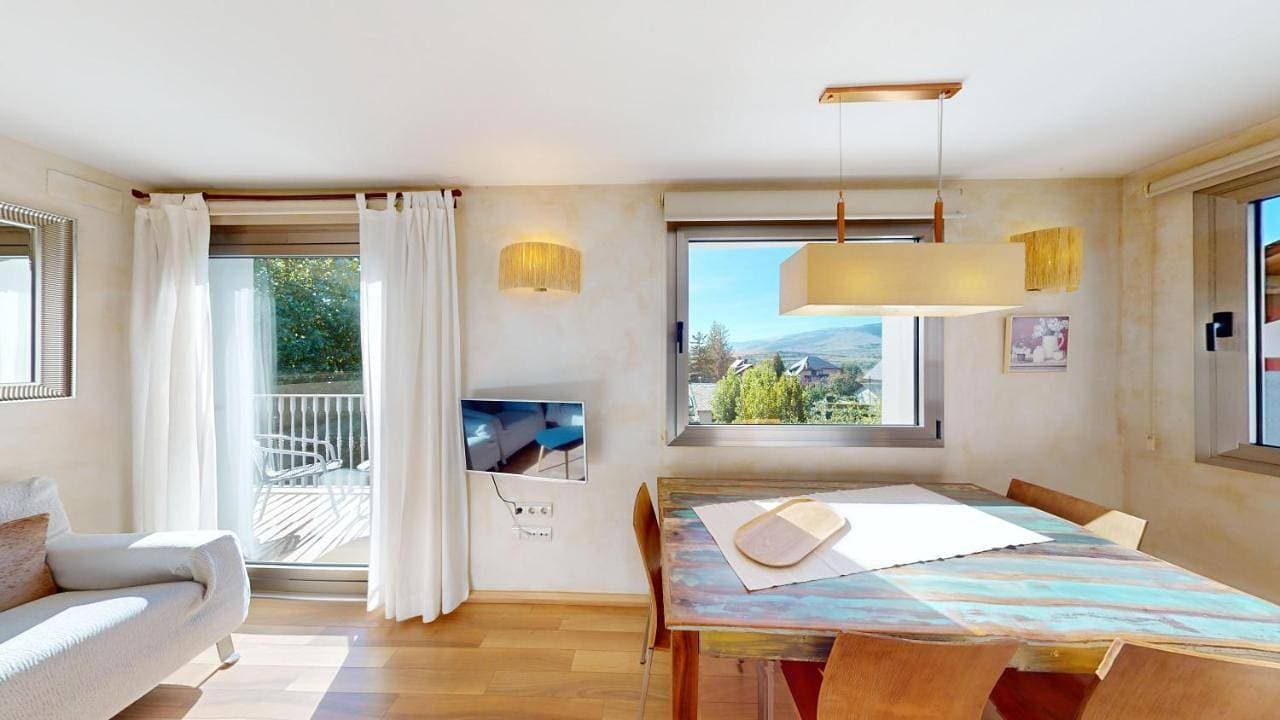 Foto 8 von 45: Two-Bedroom Apartment  with Balcony and Mountain View