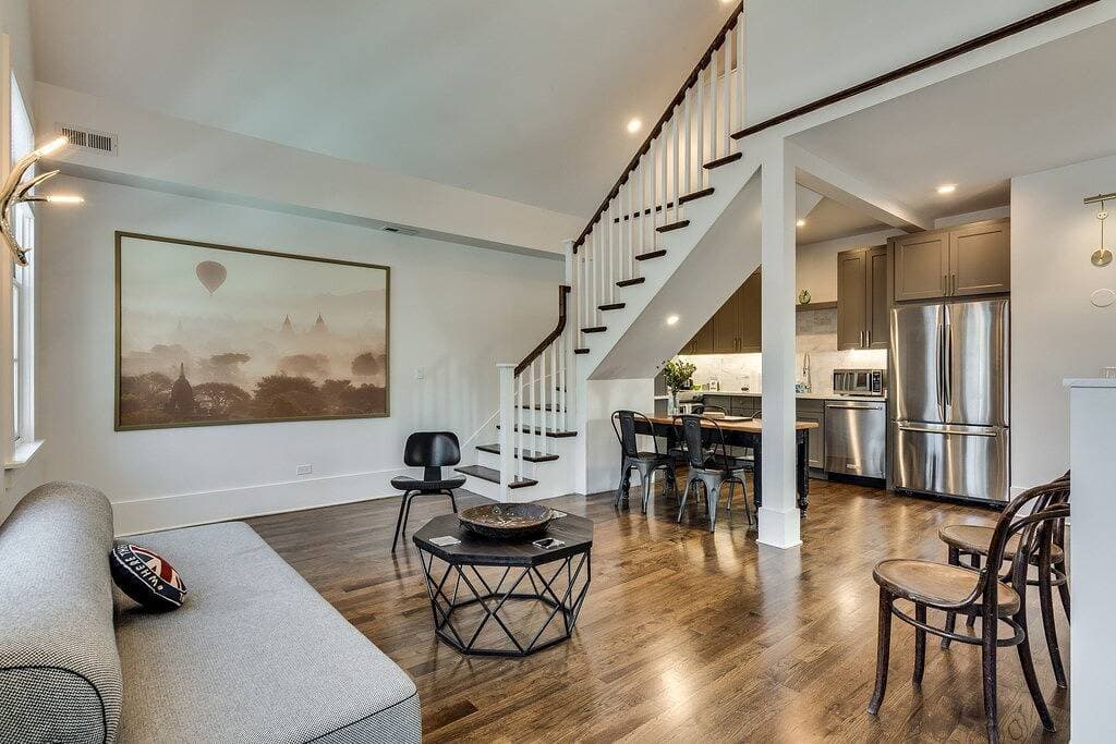 Old Town Chicago at it's finest! Pet Friendly & Recently Renovated Top-Floor Condo Has Everything Yo... 1