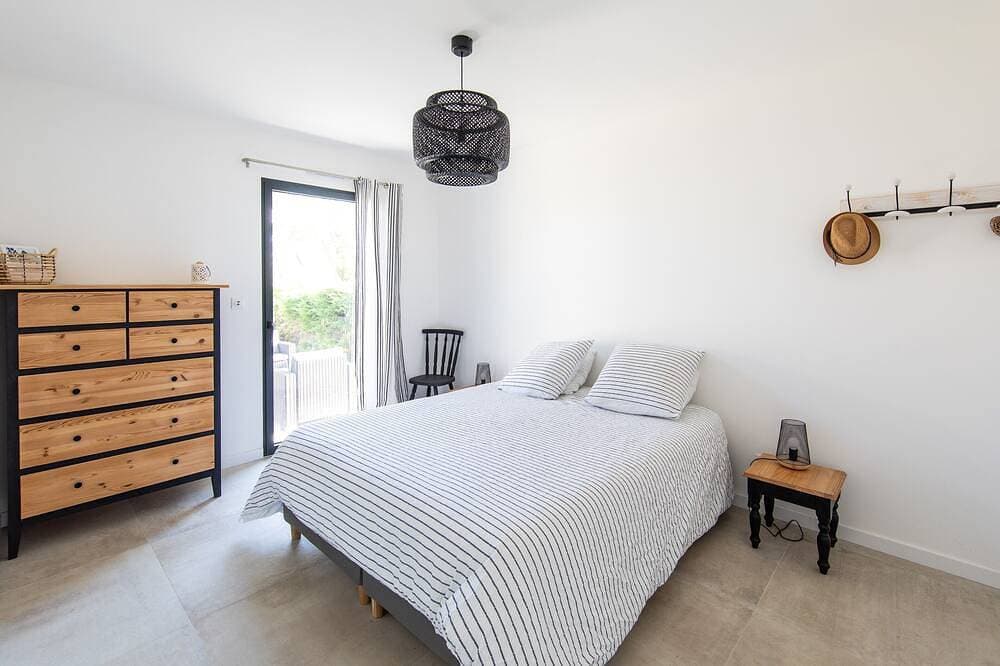 Foto 2 von 23: Les Embruns - Comfortable new house 2 minutes walk from the beach