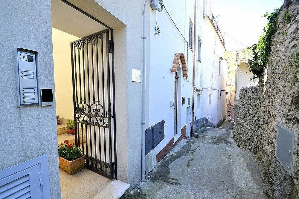 Foto 13 von 24: Villa Elicona B: A welcoming apartment situated in a central location, at a short distance from the Cathedral of Ravello, with Free Wi-Fi.