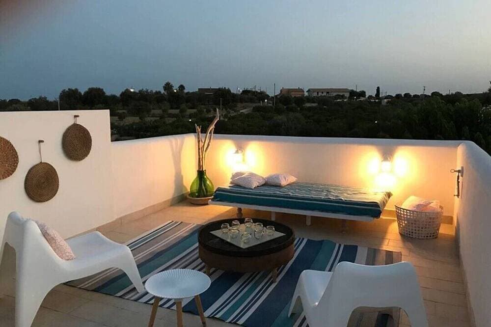 Foto 8 von 9: Mediterranean-style villa surrounded by centuries-old olive and lemon trees