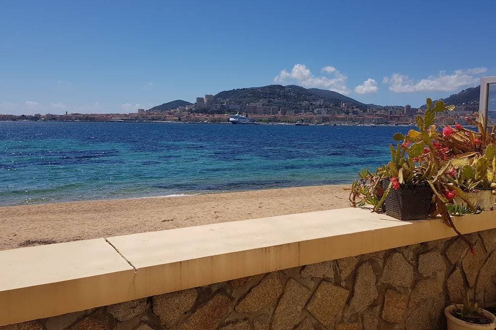 Foto 12 von 16: Großes, helles Studio mit Terrasse am Strand mit Meer- und Stadtblick