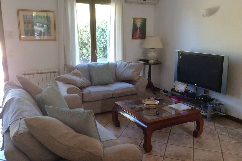 Foto 9 von 30: Schöne ländliche Villa in privaten Garten mit beheiztem Außenpool