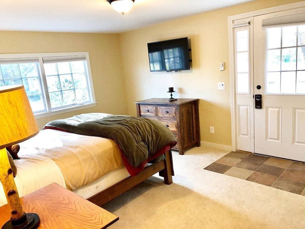 Foto 10 von 23: Deluxe Queen Suite with pull-out love seat, private entrance