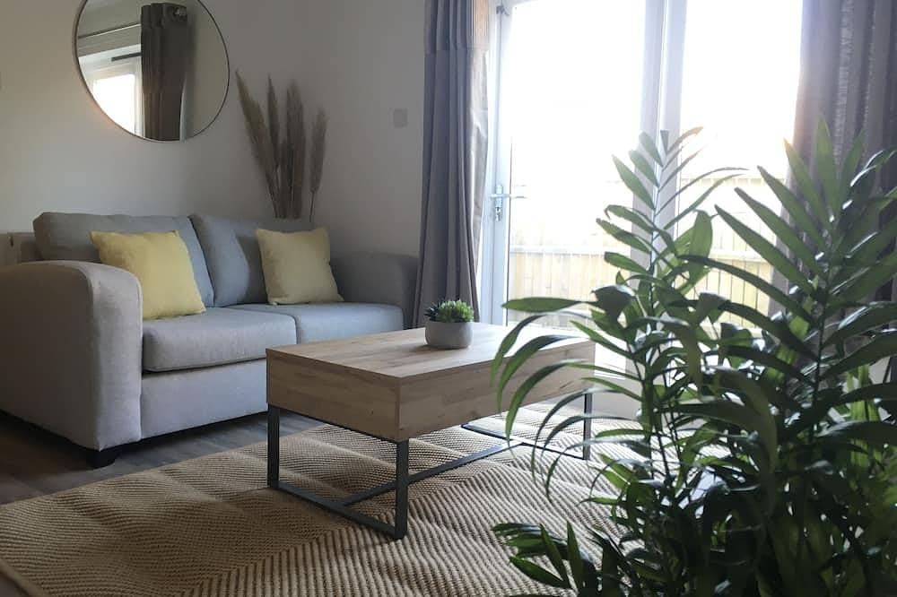 Perfect retreat for two! One bed house with garden, minutes from sea front 1