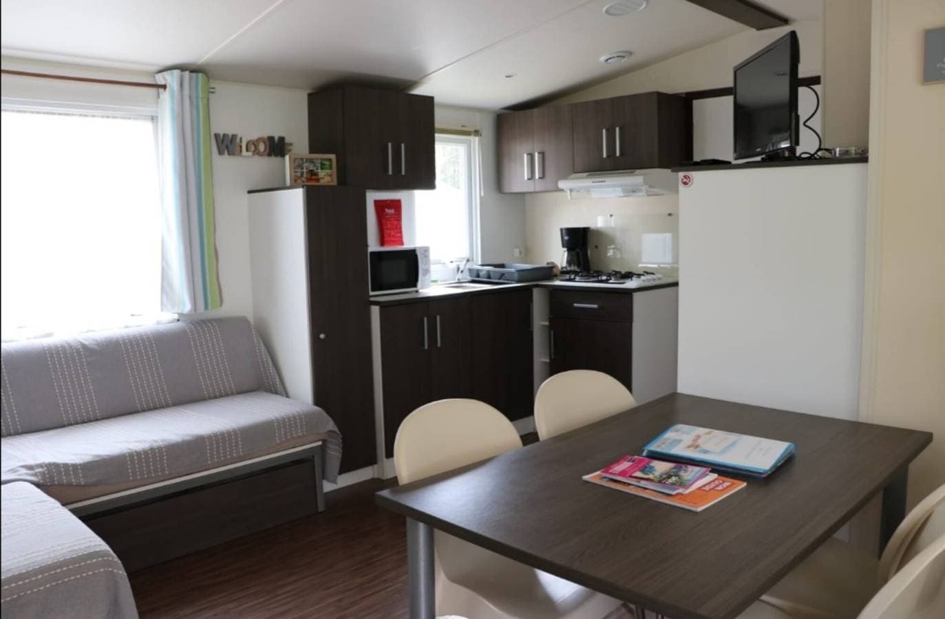Foto 6 von 35: Mobilheim 'Du Soleil - Contis' mit Gemeinschaftspool, Terrasse und Fun Pass inbegriffen