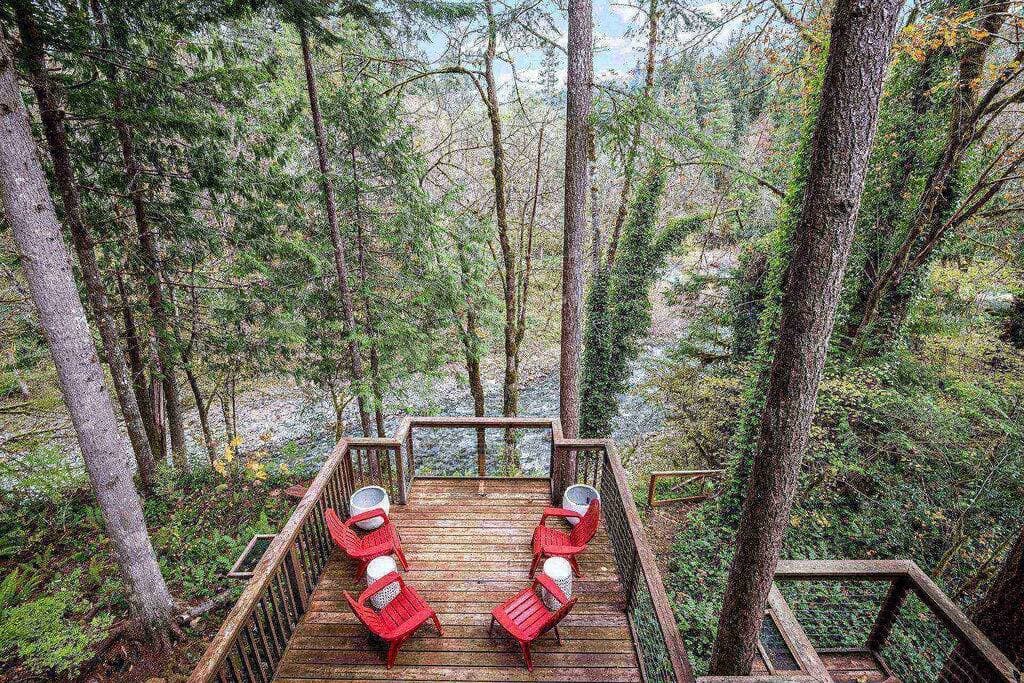 Foto 7 von 42: Exquisite and Comfy Riverside Retreat, Huge Deck, Two Fire-Tables, BBQ, New Décor and Furnishing
