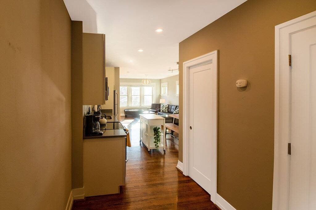 Foto 11 von 28: Chic Minimalist Gem w/ Fenced Backyard + W/D