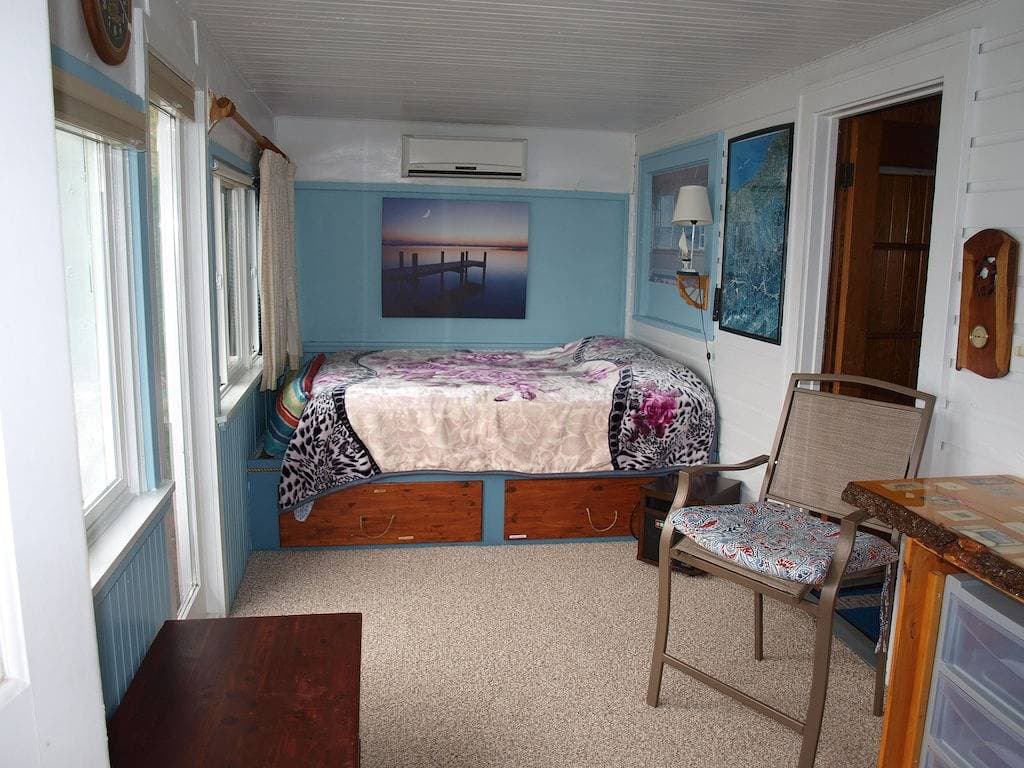 Foto 3 von 49: West Side, 101 'Lake Frontage, direkt am Wine Trail / ab 100 $. P / N