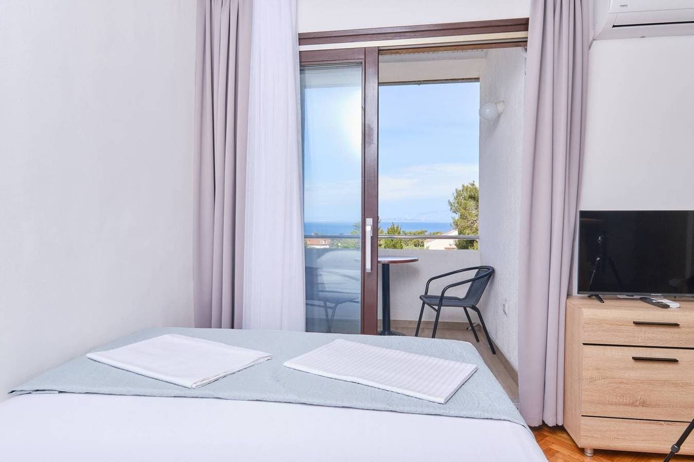Foto 3 von 12: Das Apartment Billy 1 im ersten Stock bietet Platz für 3 Personen.Es verfügt über ein Schlafzimmer, ein Wohnzimmer, eine Küche, ein Badezimmer mit Dusche und einen Balkon mit Blick auf das Meer.