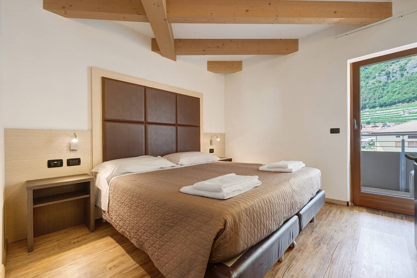 Foto 2 von 20: Zimmer „Camera Matrimoniale“ mit Bergblick, WLAN und Klimaanlage