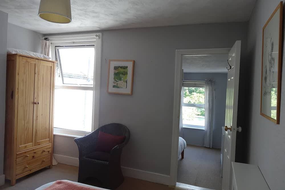 Foto 6 von 25: Two minutes from beach. Cosy pet-friendly cottage in cool location with garden.