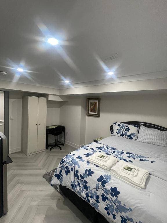 Foto 5 von 30: Luxuriöses Zimmer mit privatem Bett und Bad im Untergeschoss in Toronto