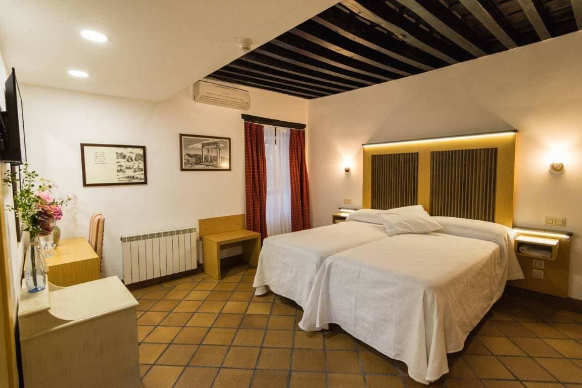 Foto 6 von 9: Twin Room with Private Bathroom