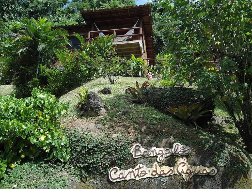 Foto 10 von 18: Canto das Águas Bungalows, Wasserfall mit natürlichem Pool