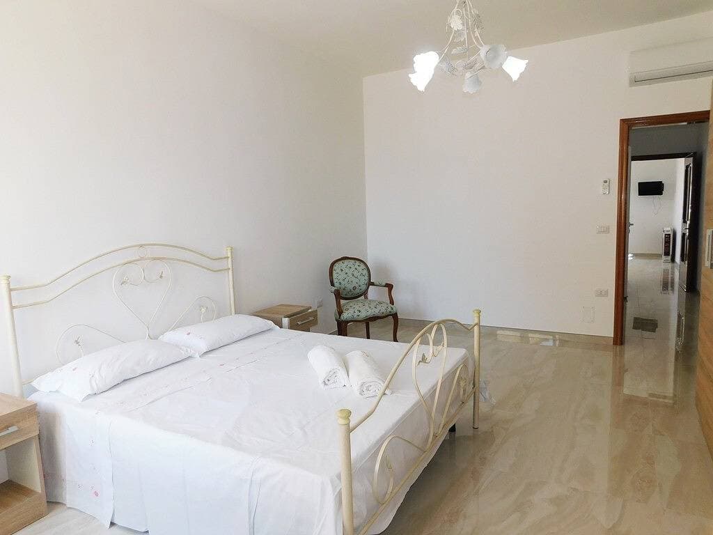Foto 11 von 13: Two-room apartment in the center of Torre San Giovanni with balcony facing the sea. Zentrale Zwei-Zimmer-Wohnung am Meer mit Balkon, Meerblick und Klimaanlage