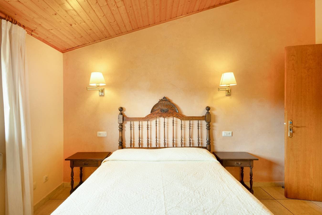 Foto 3 von 23: Zimmer mit Frühstück 'Ball De Bastons', Bergblick, WLAN & Klimaanlage
