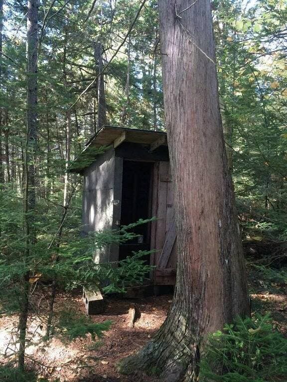 Foto 2 von 25: Gehen Sie zu dieser einsamen Hütte am See in Downeast Maine