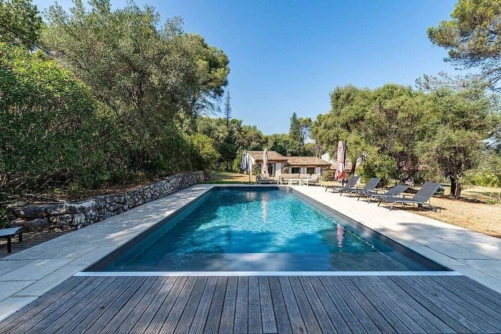 Magnificent Villa 14 p, swimming pool, garden, parking 1