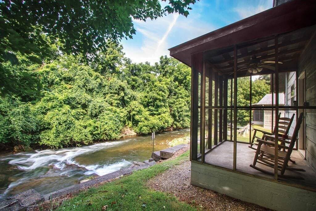 Foto 6 von 20: Direkt neben dem Bach - Wasserfall - in Veranda - Whirlpool abgeschirmt