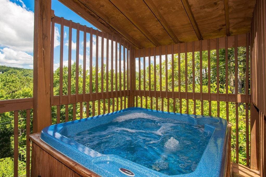 Foto 5 von 37: ❤️Romantic ✔ Hot Tub ★ Blick über Gatlinburg ✔ WIFI ★ KingBed