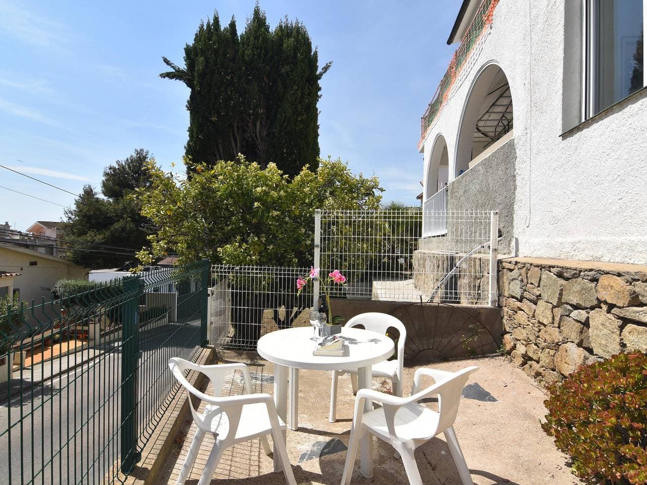 Charmante Maison à Roses: Près Plage et Centre, Terrasse, Parking, Comodités 1