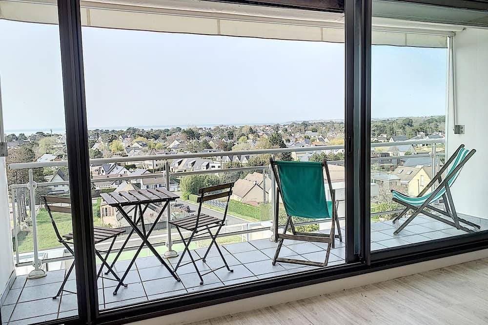 Renovierte Wohnung mit privatem Tennis, Parkplatz und Meerblick 1