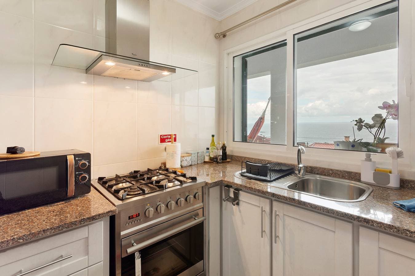 Foto 9 von 25: Ferienhaus 'Blissful Haven - Soulful Stays' mit Meerblick, privater Terrasse und WLAN