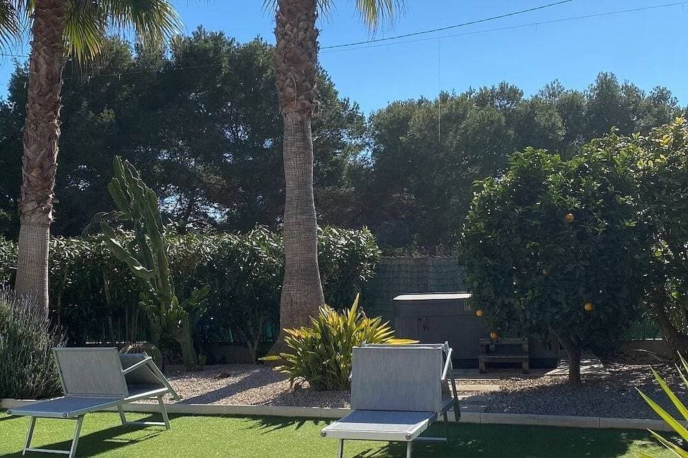 Foto 12 von 30: Moderner Bungalow mit beheiztem Pool, 50m vom Meer - Whirlpool -