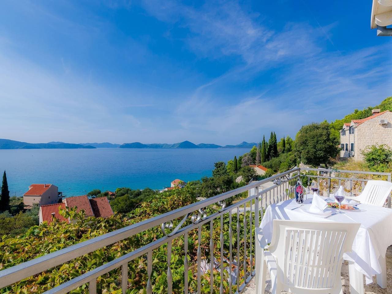 Apartments Cypress Sea Cove - Comfort Studio Apartment with Balcony and Sea View (A1) 1