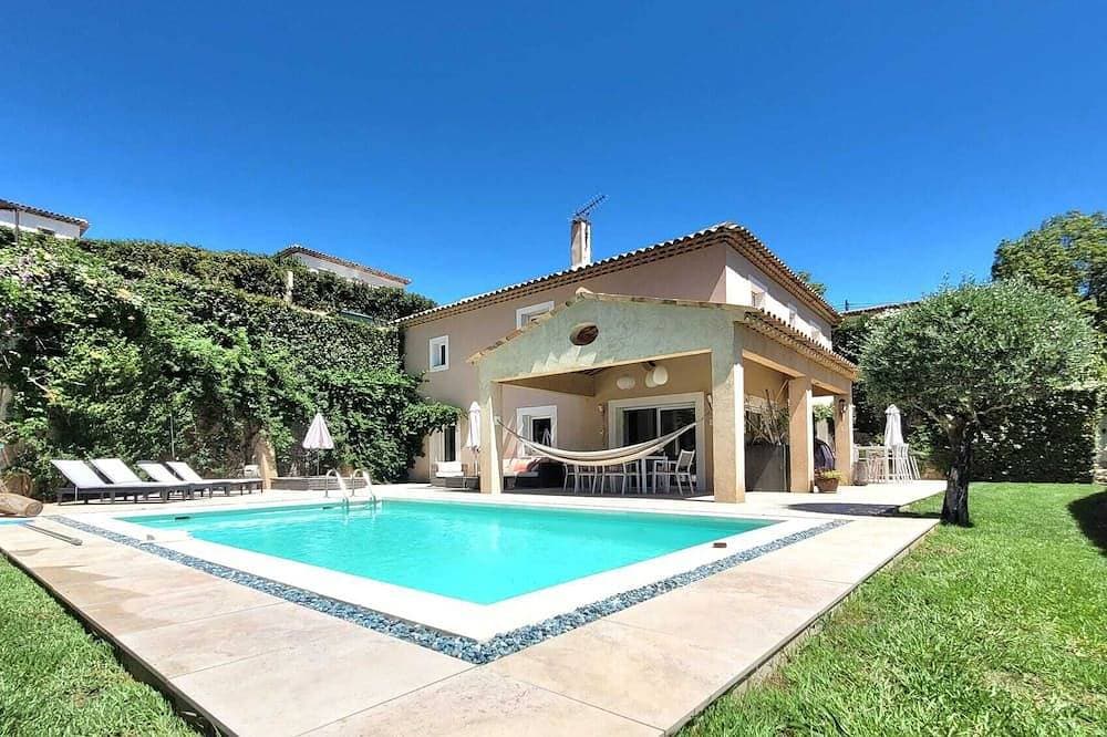 Zeitgenössische Villa mit modernem Pool 1