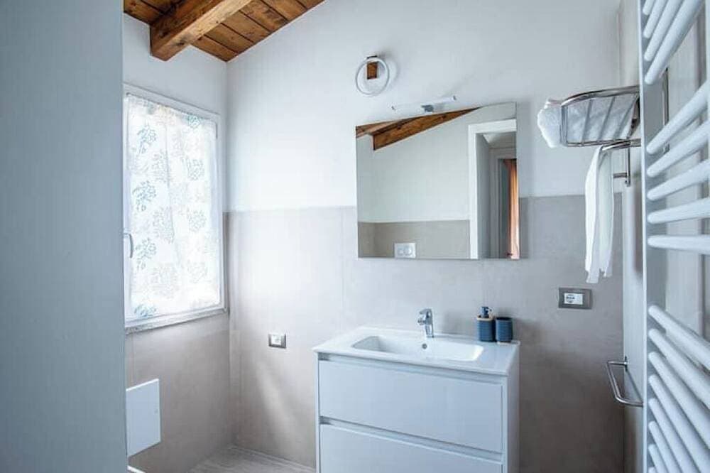 Foto 6 von 13: Comfortable room with private balcony and view