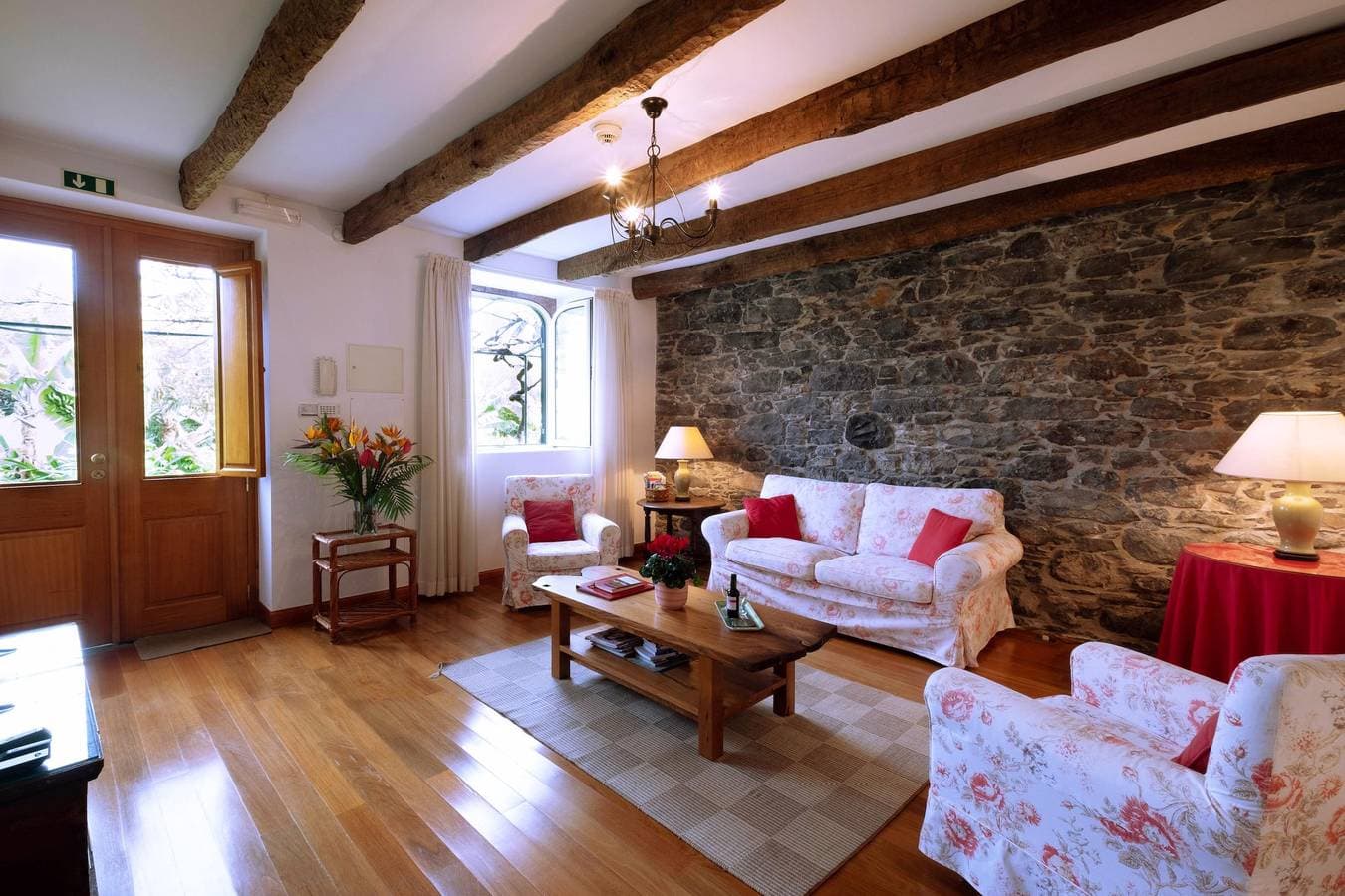 Foto 3 von 25: Charming stone cottage in Funchal | Loja Lenha