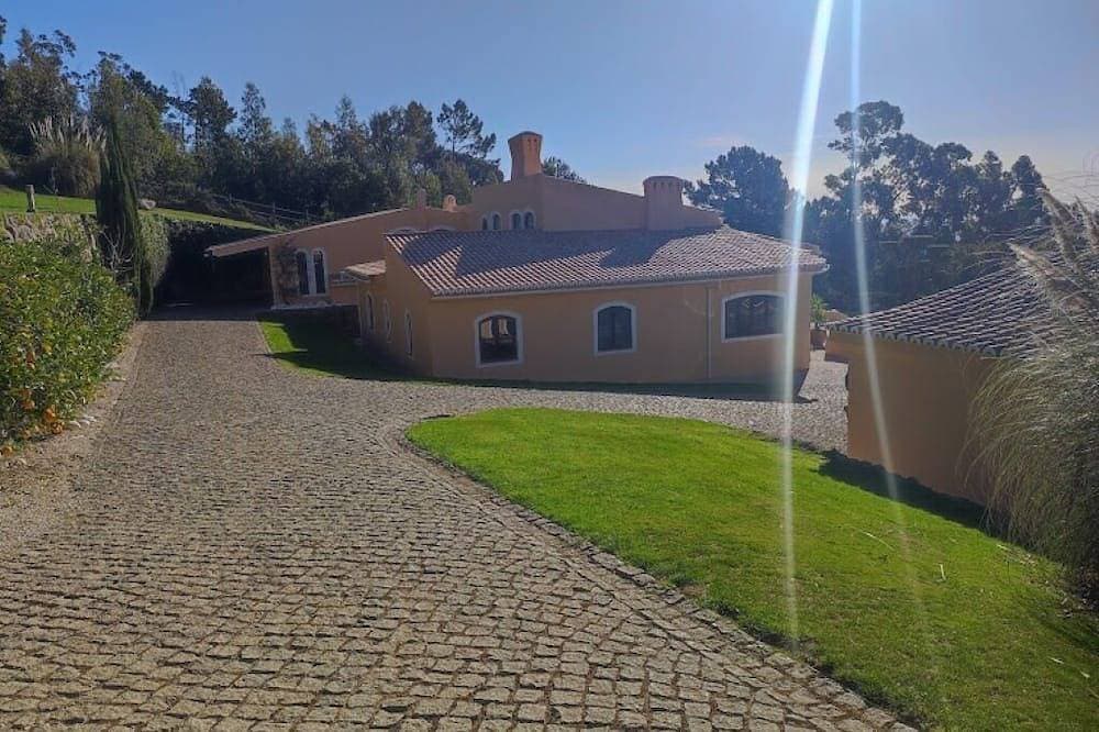 Foto 13 von 22: Berghangvilla in landschaftlich gestalteten Gärten und üppigen Wäldern mit toller Aussicht und Pool