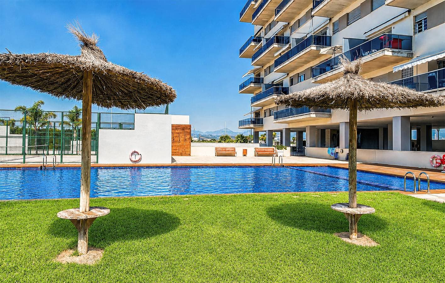 Foto 10 von 19: Modernes Apartment mit Pool, Terrasse und nur wenige Schritte vom Strand Playa Masbó entfernt