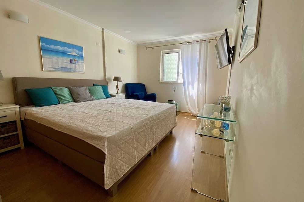 Foto 2 von 23: Carvoeiro town apartment wifi, elevator, roof terrace, airconditioning,  garage.
