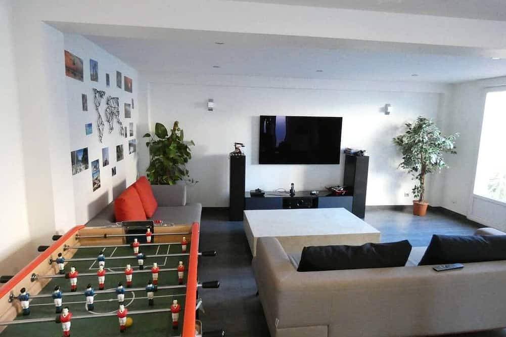 Foto 11 von 21: Modern and spacious house with a swimming pool