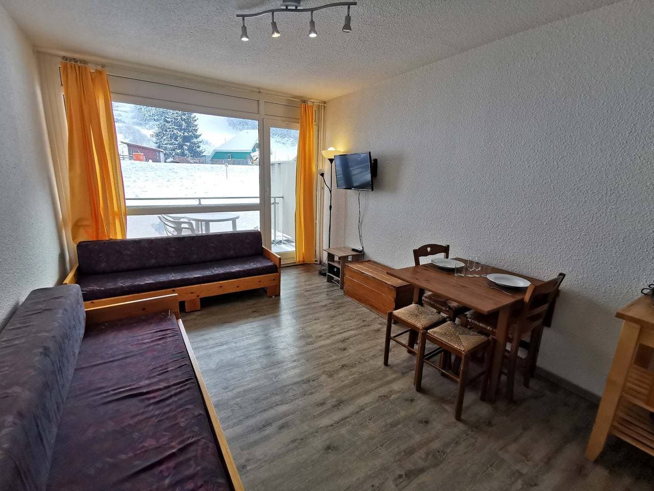 Foto 4 von 15: Gemütliches Studio an der Piste mit Balkon, TV und Skiraum