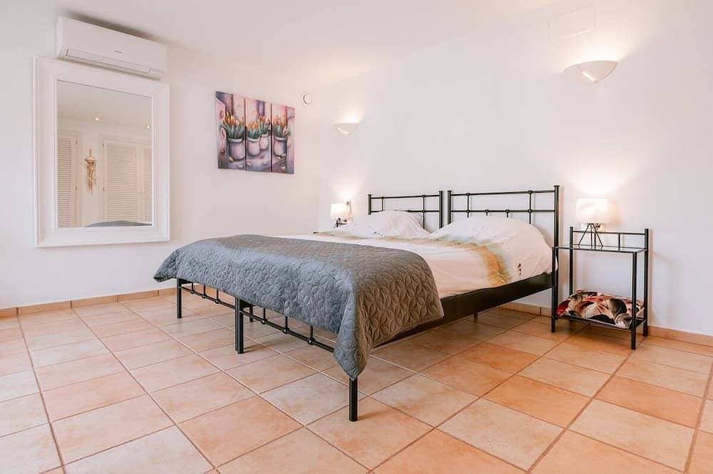 Foto 2 von 30: Amazing villa with pool in a beautiful and quite area