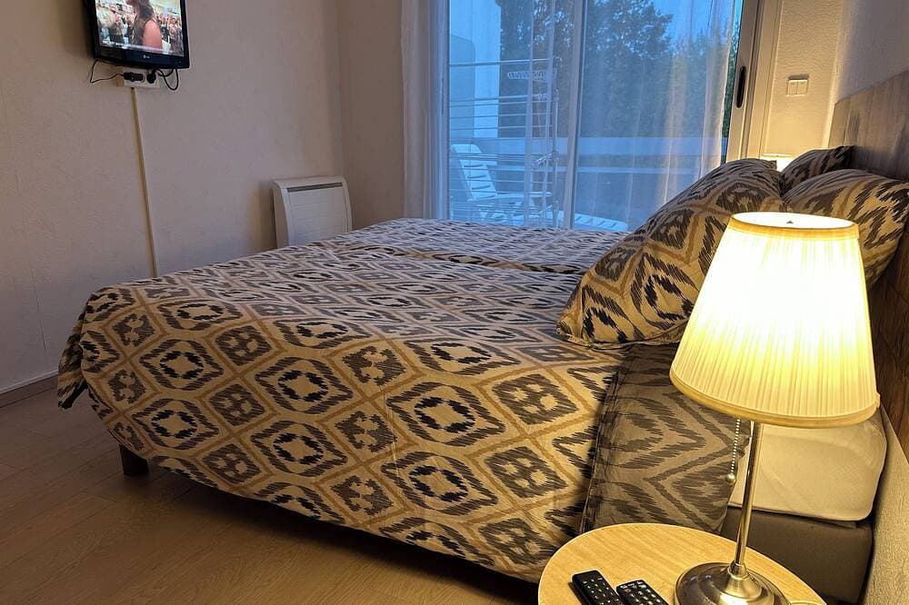 T2 43m2 very bright, close to shops, private parking, janitor 1